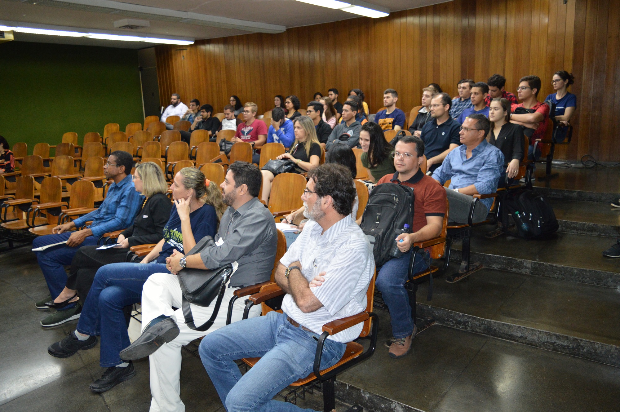 Servidores e alunos participaram da cerimônia de abertura do evento.